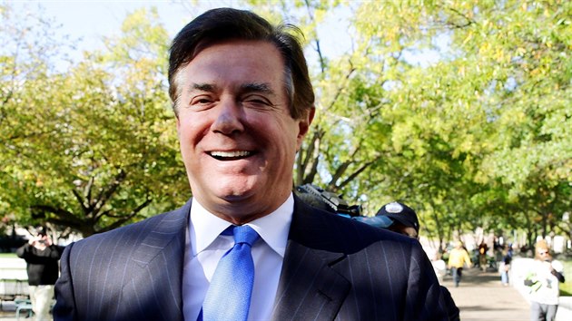 Nkdej manaer volebn kampan Donalda Trumpa Paul Manafort se vydal do rukou FBI a byl obvinn z dvancti tkch trestnch in vetn spiknut proti USA, daovch nik a pran pinavch penz. (30. jna 2017)