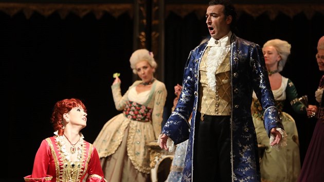 Kateřina Kněžíková (Dona Elvíra) a Simone Alberghini (Don Giovanni) v Mozartově Donu Giovannim ve Stavovském divadle