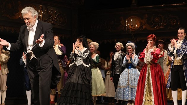 Plácido Domingo na děkovačce po představení Dona Giovanniho, které dirigoval ve Stavovském divadle
