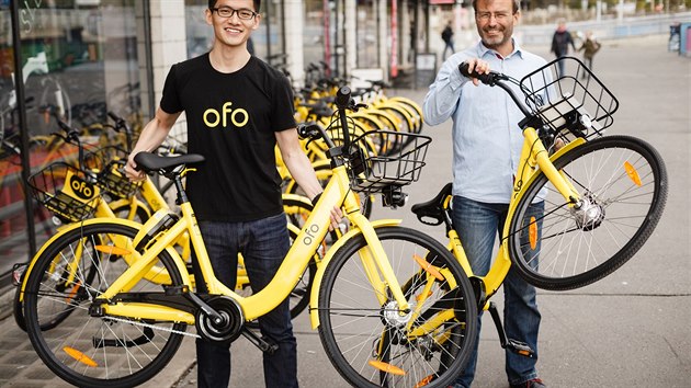 ofo, čínský bikesharingový startup, funguje nově v Praze 7. S rozjezdem zde jim pomáhá zakladatel ekolo.cz Jakub Ditrich (na snímku vpravo), vlevo Fred Dong z ofo