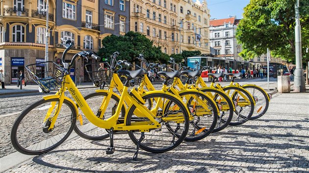 Čínské Ofo vyrazilo do boje o pražské cyklisty. V ulicích Prahy chce mít za rok 3000 kol k zapůjčení.