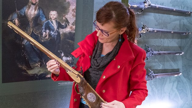 Z přípravy výstavy Poklady zbrojnic státních hradů a zámků ve správě Národního památkového ústavu na zámku v Pardubicích. Na snímku zbraň patřící Eleonoře Amálii ze Schwarzenbergu (1682 - 1741) v rukách mluvčí muzea Kateřiny Procházkové.