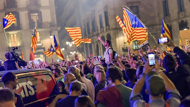 Lid ped budovou parlamentu ve panlsk Barcelon oslavuj schvlen nvrhu na vytvoen nezvisl Katalnsk republiky. (27. jna 2017)