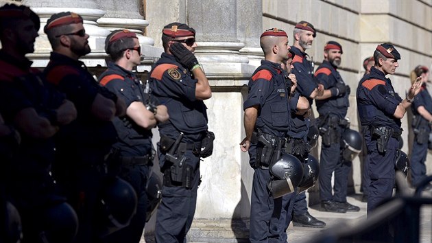 Budovou katalnskho adu ve panlsk Barcelon chrnily bhem nedln demonstrace destky policist. (29. jna 2017)