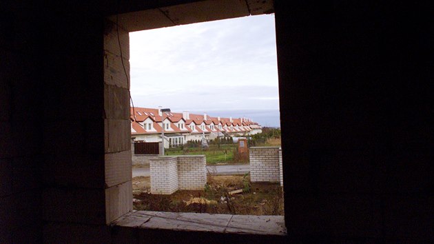 Nedostavěné rodinné domy zkrachovalé společnosti H-System ve Velkých Přílepech. (prosinec 2000)
