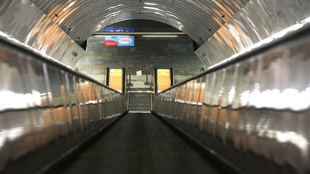 Pohyblivé schody ve stanici Náměstí Republiky byly uvedeny do provozu dne 2.11.1985. (31. října 2017)