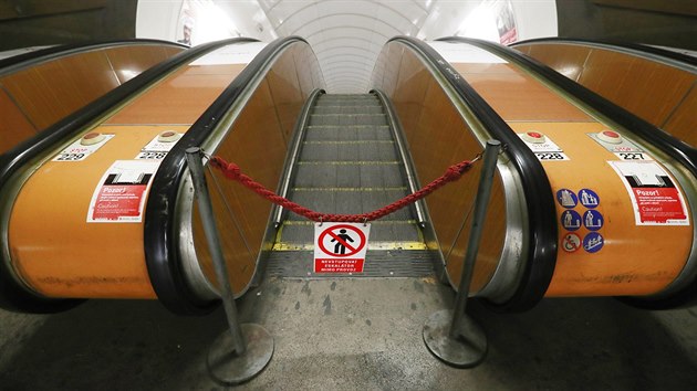 V lednu se uzavřel jeden ze dvou výstupů ze stanice metra Náměstí Republiky kvůli výměně původních eskalátorů. Rekonstrukce potrvá devět měsíců. (31. října 2017)