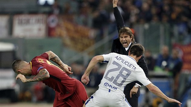 Momentka z utkn mezi AS m a Chelsea. Aleksandar Kolarov v souboji s Csarem Azpilicuetou, dohl na n trenr Chelsea Antonio Conte.