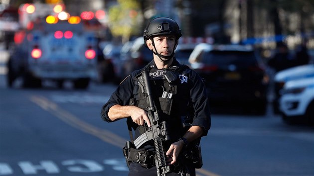 Řidič nákladního auta vjel na Manhattanu do lidí, poté začal střílet (31. října 2017).
