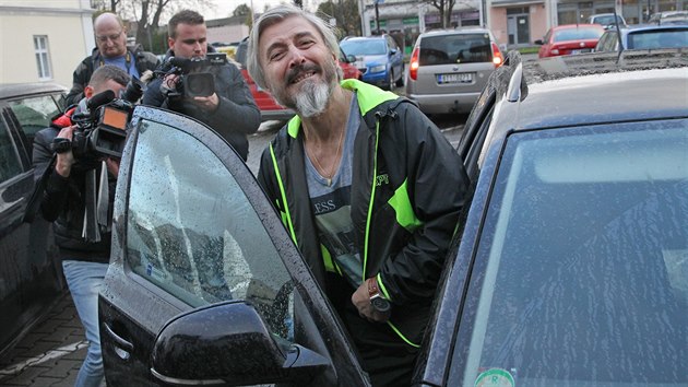 Šťastný Bohumír Ďuričko nasedá do automobilu a odjíždí od věznice v Karviné. (30. října 2017)