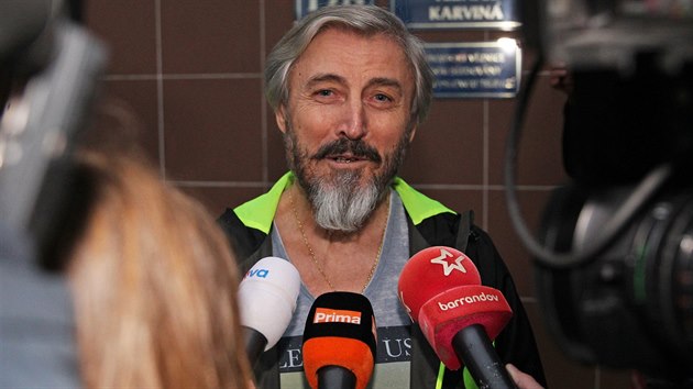Bohumír Ďuričko chvíli po propuštění z věznice odpovídá novinářům. (30. října 2017)