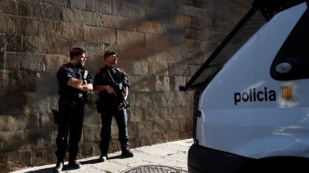 lenov katalnsk regionln policie Mossos d'Esquadra hldkuj ped parlamentem v Barcelon. (30. jna 2017)