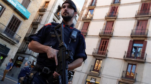 len katalnsk regionln policie Mossos d'Esquadra hldkuje v Barcelon. (30. jna 2017)