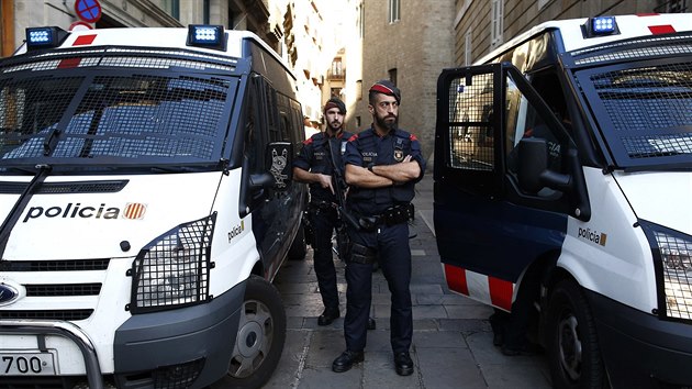 lenov katalnsk regionln policie Mossos d'Esquadra hldkuj ped parlamentem a dalmi vldnmi budovami v Barcelon. (30. jna 2017)