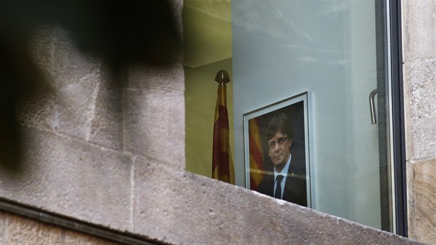 Portrt sesazenho katalnskho premira Carlese Puigdemonta stle vis v budov regionln vldy v Barcelon. (30. jna 2017)