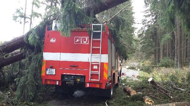 Když vimperští hasiči odklízeli v neděli popadané stromy na silnici v okolí města, spadl na jejich vůz strom.