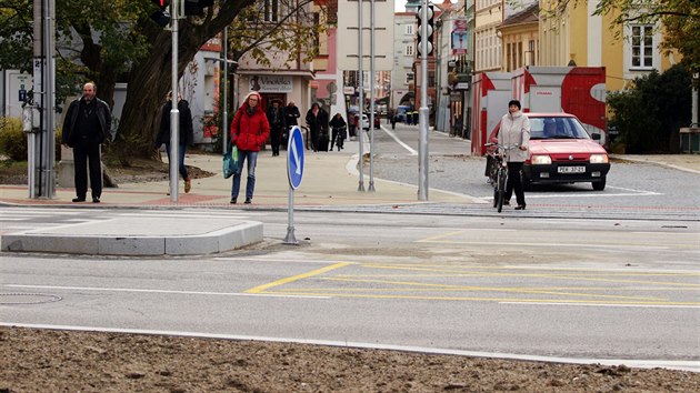 Město stihlo dokončit úpravu Krajinské ulice pro provoz MHD. V ulici Na Sadech přibyl u přechodu ostrůvek.