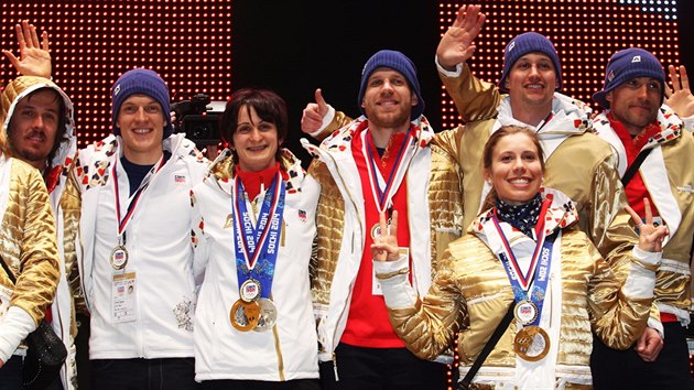 Bílé bundy se zlatou verzí na druhé straně zaujaly na OH v Soči. Čtvrtá zleva rychlobruslařka Martina Sáblíková, v popředí snowboardistka Eva Samková.