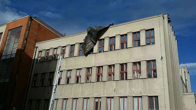 Siln vtr pokodil v nedli stechu Stedn koly potravinstv a slueb v...