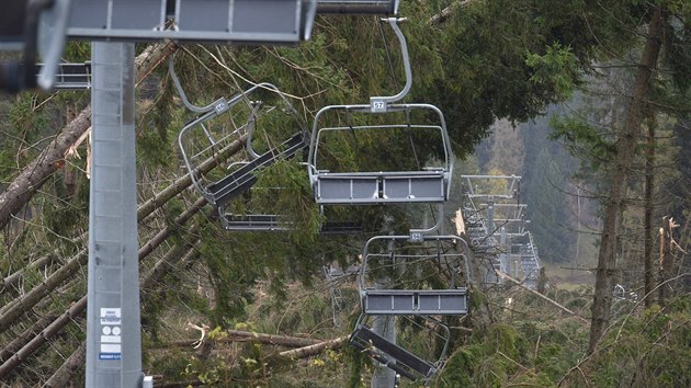 V Karlovarskm kraji siln vtr napchal vn kody v dech milion korun. Polman stromy popadaly mimo jin i lanovku ve skiarelu v horsk Bublav. (30. jna 2017)