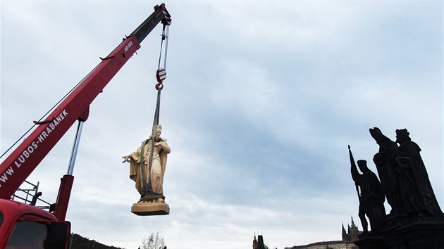 Sousoší sv. Františka Borgiáše se vrátilo na Karlův most. (31. října 2017).