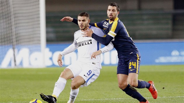 Mauro Icardi z Interu Miln pihrv, brn ho Daniel Bessa z Hellas Verona.