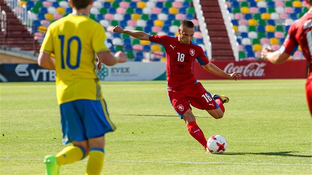 Denis Granečný v dresu české reprezentace do 19 let se snaží v zápase mistrovství Evropy proti Švédsku odcentrovat před bránu soupeře.