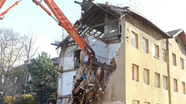 V Přerově začalo bourání někdejšího romského ghetta ve Škodově ulici.