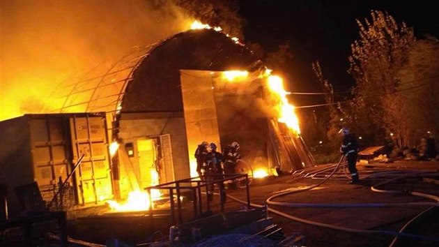 V olomoucké čtvrti Holice hořela průmyslová hala, plameny poškodily skladovaný materiál a vybavení i samotnou budovu.