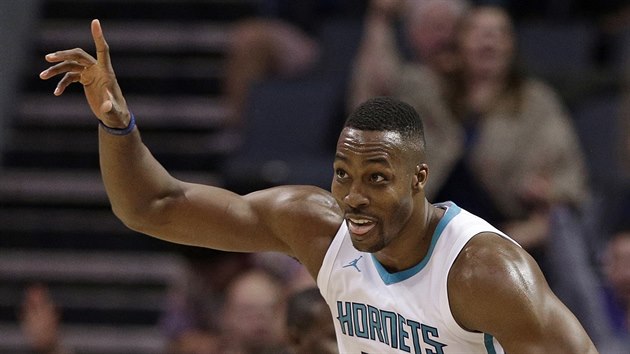 Dwight Howard z Charlotte se raduje ze sv trefy.