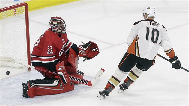 Scott Darling, brank Caroliny, je pekonan, raduje se Corey Perry z Anaheimu.