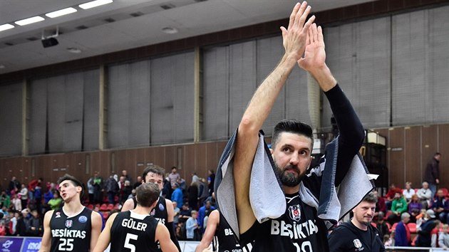 Erkan Veyseloglu slav se spoluhri z Besiktase Istanbul vhru v Nymburce.