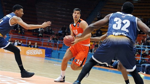 Nik Slavica v oran�ovém dresu Cedevity Záh�eb