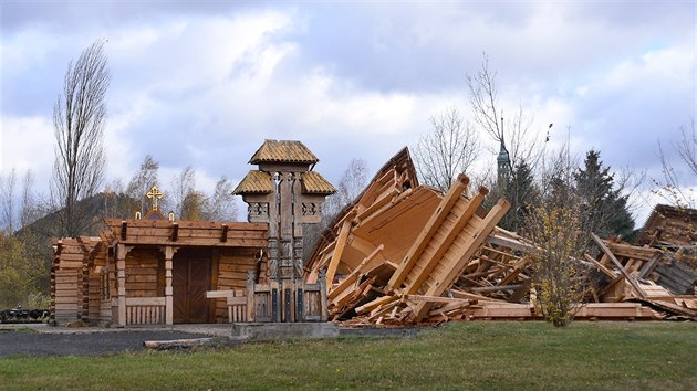 Dřevěný pravoslavný kostelík v Mostě nevydržel nápor větru.