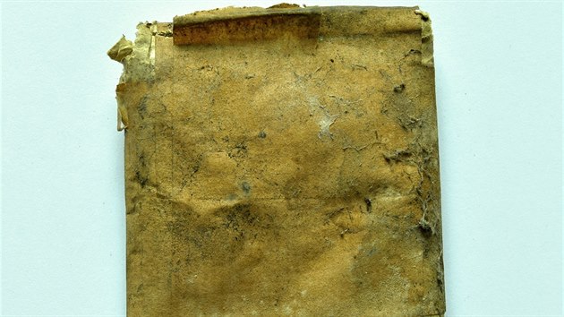 Nalezen pouzdro z papru, v nm byly listiny sloen.