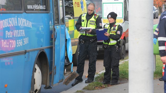 V Plzni kolem jedenácté hodiny havaroval autobus. Deset dětí utrpělo lehká zranění. (31. 10. 2017)
