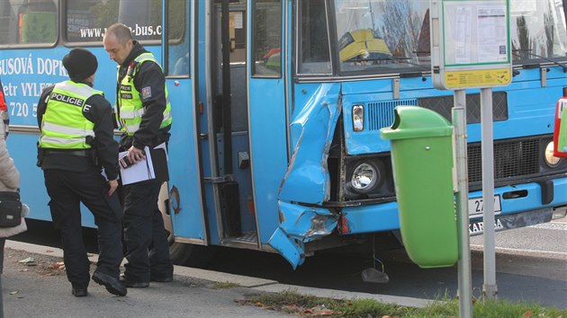 V Plzni kolem jedenct hodiny havaroval autobus. Deset dt utrplo lehk zrann. (31. 10. 2017)