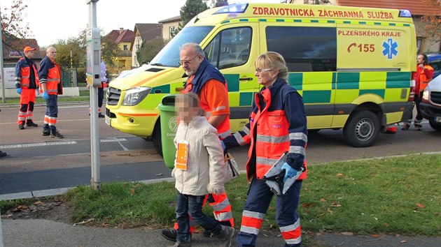 Dnes dopoledne havaroval autobus v Plzni v Černicích. Deset dětí bylo lehce zraněno. (31. 10. 2017)
