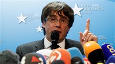 Sesazený katalánský premiér Carles Puigdemont na tiskové konferenci v Bruselu...