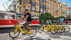 Čínské Ofo vyrazilo do boje o pražské cyklisty. V ulicích Prahy chce mít za rok...