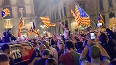 Lidé ped budovou parlamentu ve panlské Barcelon oslavují schválení návrhu...