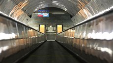 Pohyblivé schody ve stanici Námstí Republiky byly uvedeny do provozu dne...