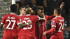 Fotbalisté Bayernu Mnichov se radují z gólu, který vstelili na hiti Celtiku...