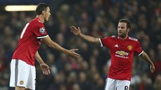 Nemanja Mati a Juan Mata, fotbalisté Manchesteru United, po vedoucím gólu v...