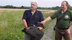 Petr Orel (vlevo) s Janem Ka�inským vypustili �ápa �erného zp�t do volné...