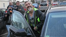 Šťastný Bohumír Ďuričko nasedá do automobilu a odjíždí od věznice v Karviné....