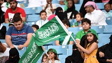 eny na stadionu v Rijádu oslavily u i výroí zaloení Saúdské Arábie. (23....