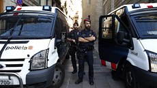 lenové katalánské regionální policie Mossos d'Esquadra hlídkují ped...