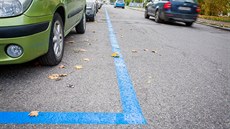 Modré čáry v ulicích vymezují místa pro abonenty a rezidenty.