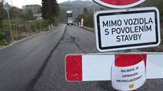 Zákazové zna�ky upozor�ovaly na nemo�nost pr�jezdu n�kolik kilometr� p�edem....